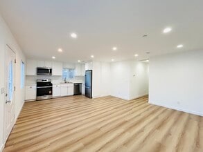 12717 Bradley Ave in Sylmar, CA - Foto de edificio - Building Photo