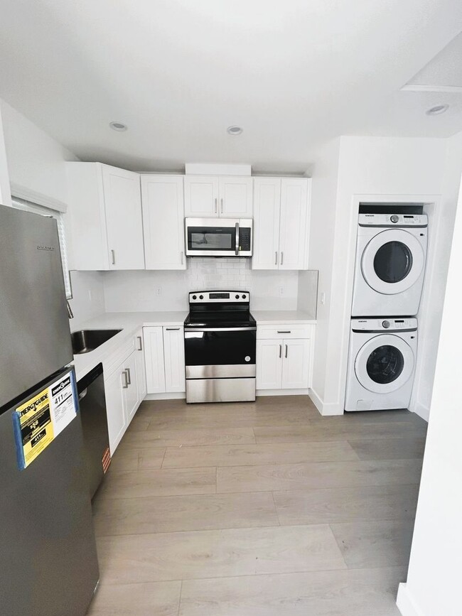 10313 Eldora Ave in Los Angeles, CA - Building Photo - Building Photo