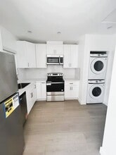 Eldora, 10313-10321 1/2 in Sunland, CA - Building Photo - Interior Photo