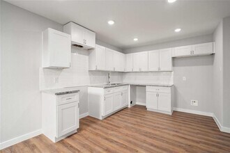 8122 Sterlingshire St in Houston, TX - Building Photo - Building Photo