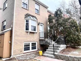 83 Derryfield Ct in Manchester, NH - Building Photo