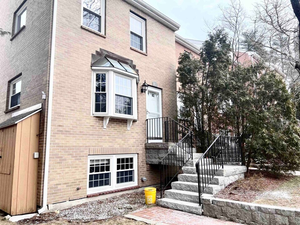 83 Derryfield Ct in Manchester, NH - Building Photo