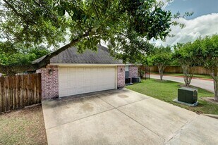 AUGUST PRE-LEASE Open Concept 3/3 - Super close to Campus on the Bus Route in College Station, TX - Building Photo