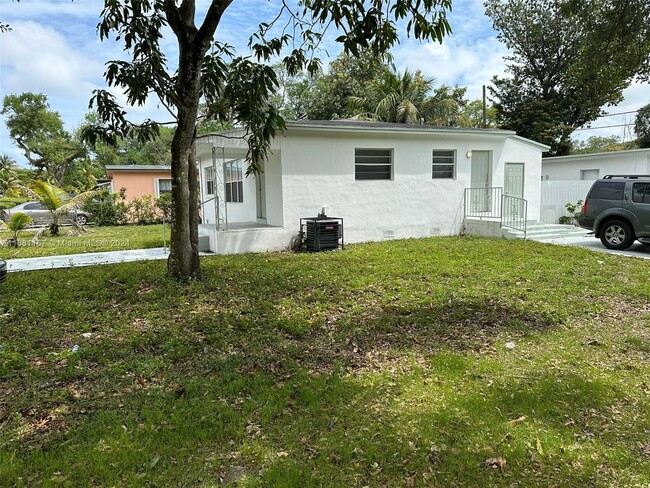 500 NE 162nd St in Miami, FL - Building Photo - Building Photo