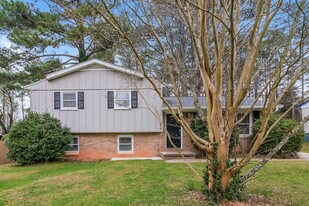 694 Dixon Rd in Jonesboro, GA - Building Photo