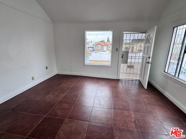 540 W 107th St in Los Angeles, CA - Building Photo - Building Photo