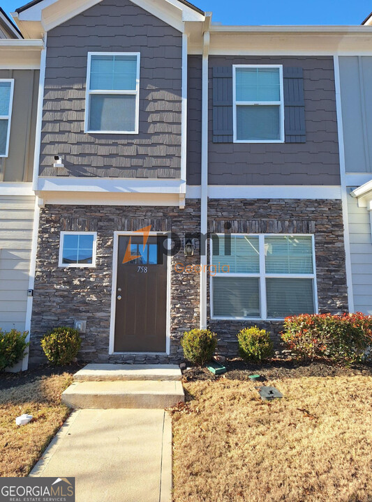 758 Crestwell Cir in Atlanta, GA - Building Photo