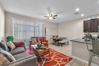 7085 Woodchase Glen Dr in Riverview, FL - Building Photo - Building Photo