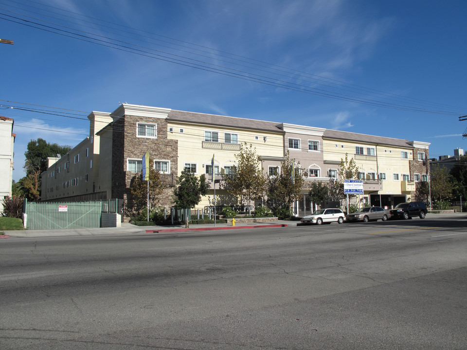 The Casitas Townhomes in Reseda, CA - Building Photo