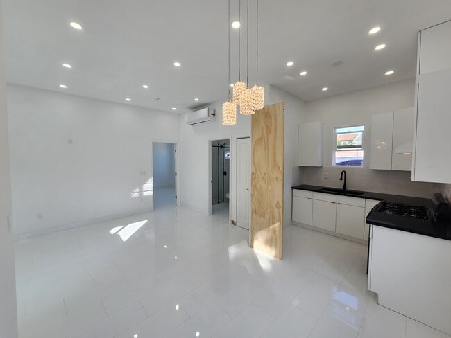 10343 Penrose St in Sun Valley, CA - Building Photo - Building Photo