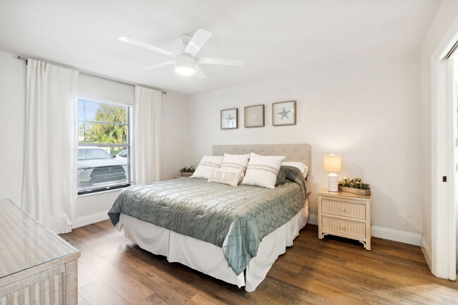 580 Neapolitan Way in Naples, FL - Building Photo - Building Photo