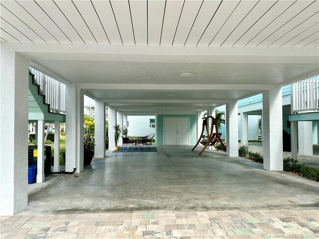 380 NE Wharf Way in Ocean Breeze, FL - Foto de edificio - Building Photo