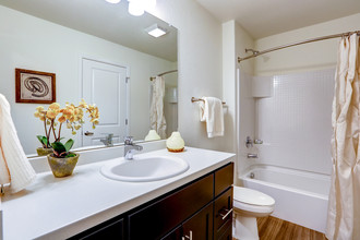 Enclave Belle Creek Apartments in Henderson, CO - Foto de edificio - Building Photo