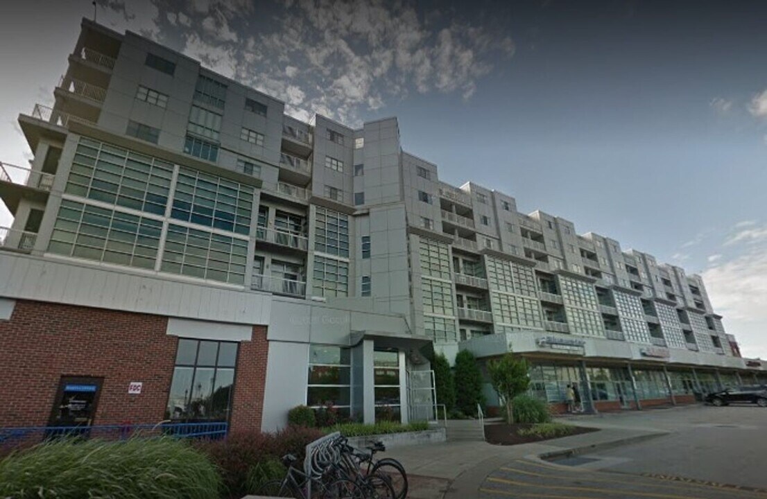 2772 Lighthouse Point E in Baltimore, MD - Building Photo