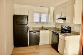 76 Batcheller Ave in Cranston, RI - Building Photo - Building Photo