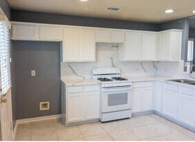 5714 Turner Oaks in Houston, TX - Building Photo