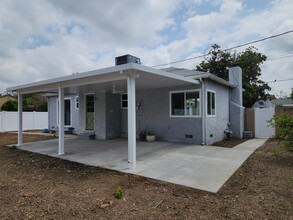 6621 Chimineas Ave in Reseda, CA - Building Photo - Building Photo