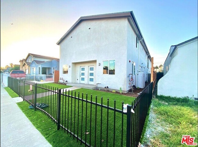 831 E 83rd St, Unit 3 in Los Angeles, CA - Foto de edificio - Building Photo