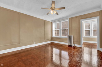 7008 S Paxton Ave in Chicago, IL - Foto de edificio - Building Photo