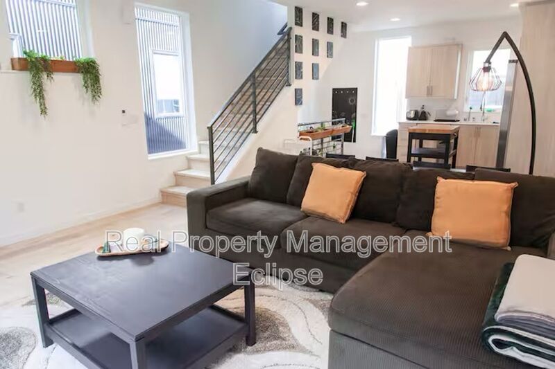 8819 Midvale Ave N in Seattle, WA - Building Photo