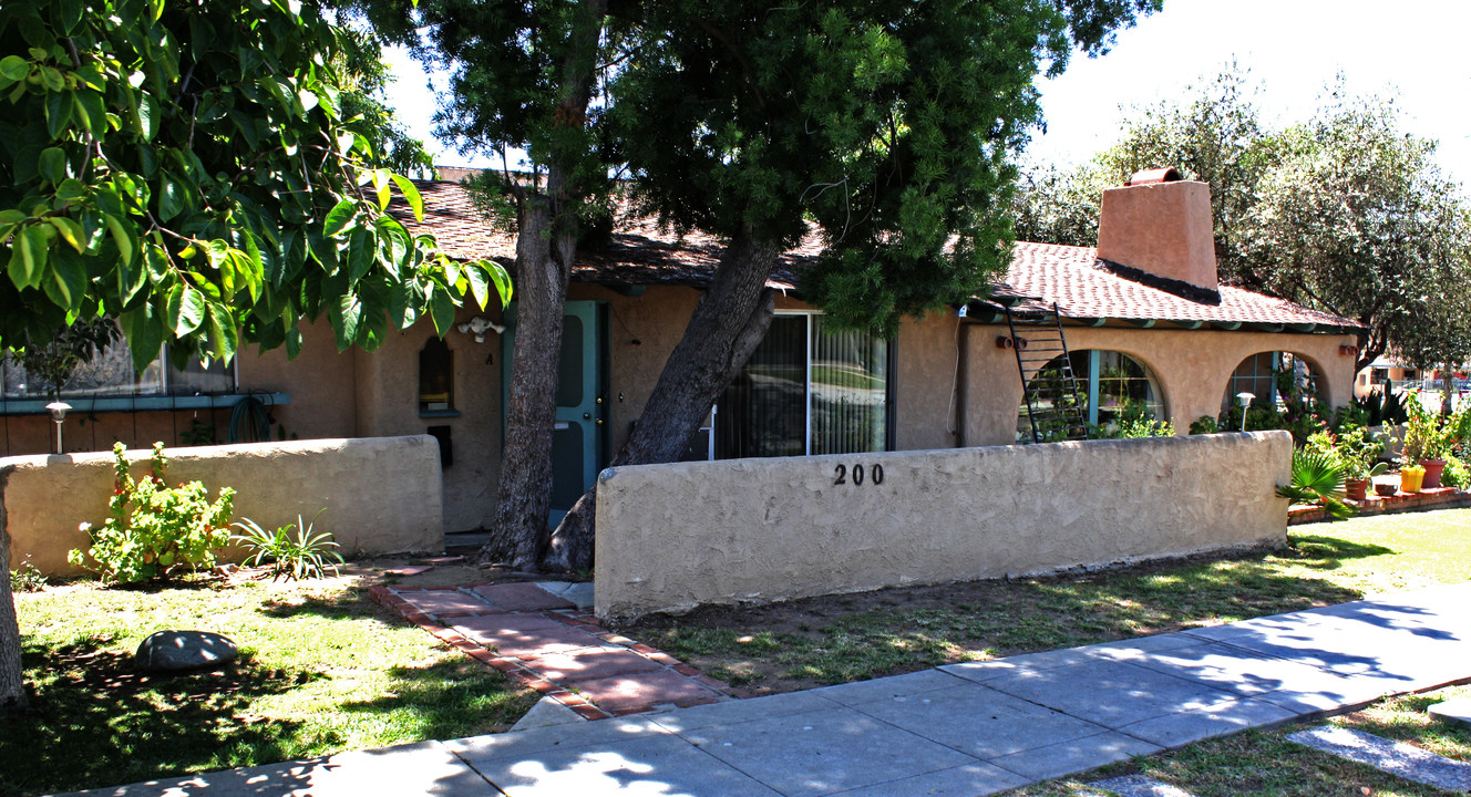 200 E Florence Ave in La Habra, CA - Building Photo