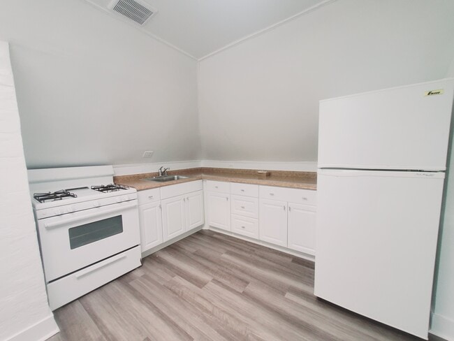 76 Lindale St, Unit 3