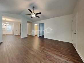 5715 Regent Village Dr in Winston-Salem, NC - Foto de edificio - Building Photo