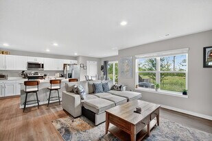 2541 SE Hawkins Dr in West Des Moines, IA - Building Photo