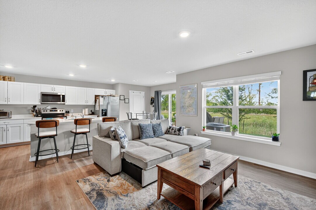 2541 SE Hawkins Dr in West Des Moines, IA - Foto de edificio