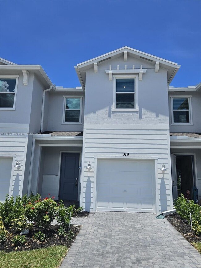 property at 319 SE Crossoak Ln