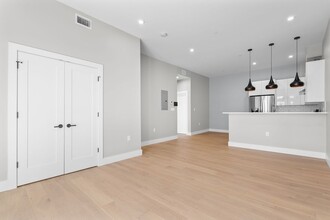 60 Cross St E, Unit 105 in Somerville, MA - Building Photo - Building Photo