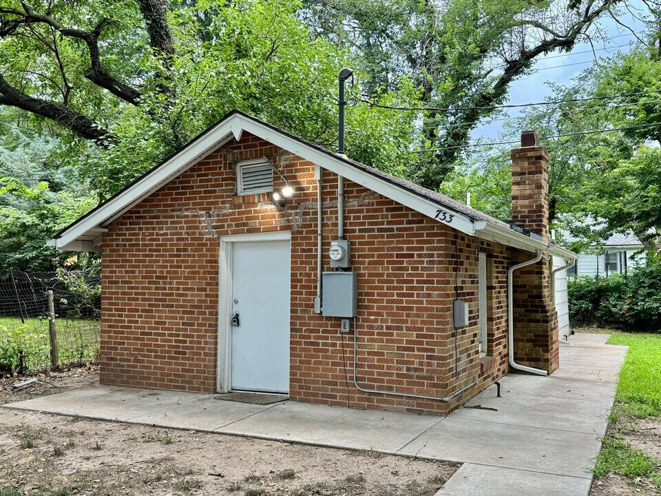 733 S Oliver Ave in Wichita, KS - Building Photo