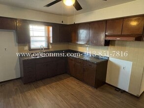 1009 Locust St in Harrisonville, MO - Building Photo - Building Photo