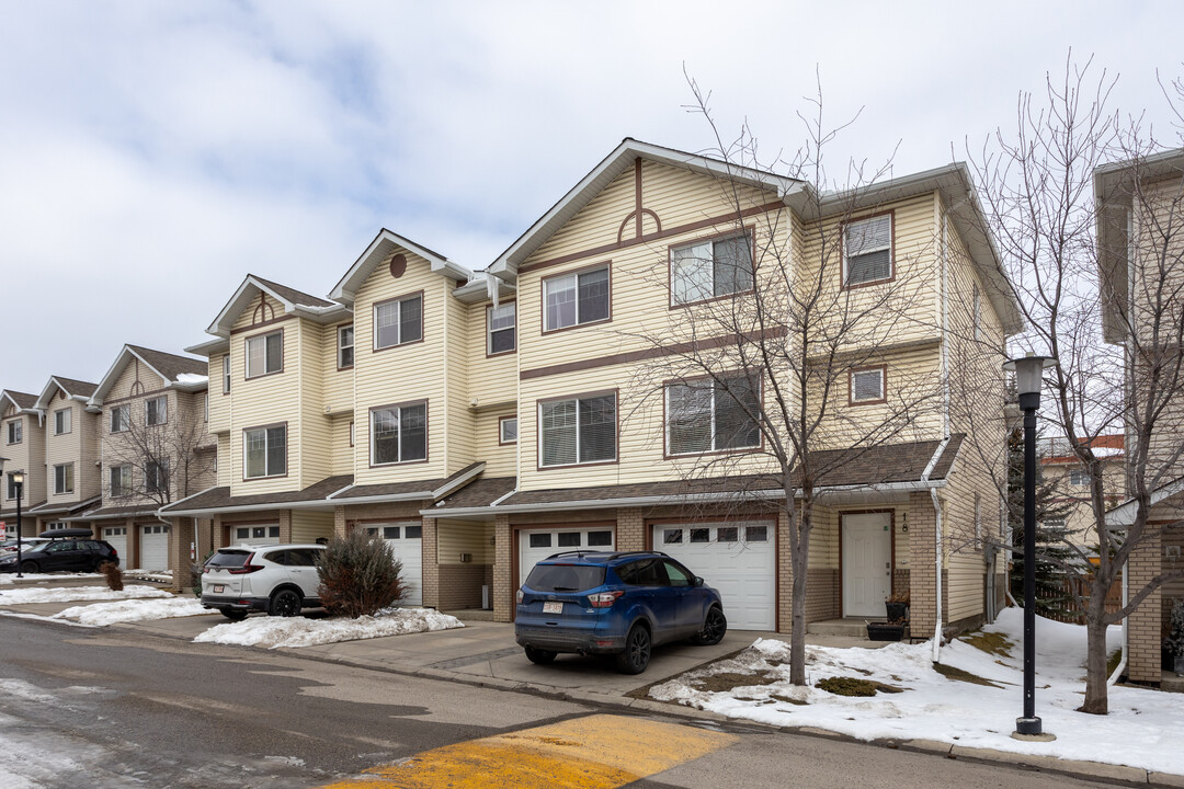 61 Dover Mews SE in Calgary, AB - Building Photo