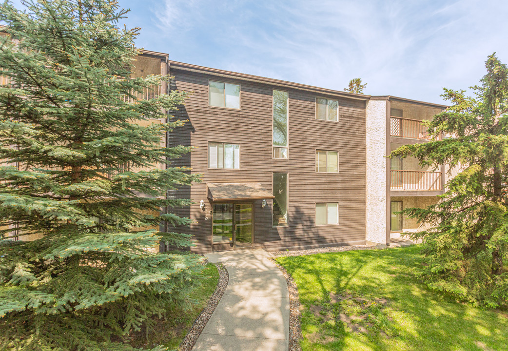 NAITside Court I in Edmonton, AB - Building Photo