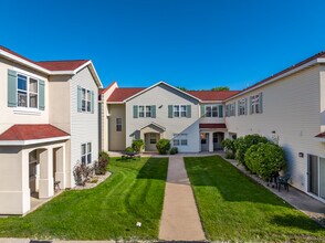 University Townhomes in Oshkosh, WI - Foto de edificio - Building Photo