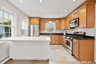 5 River St in Greenwich, CT - Building Photo