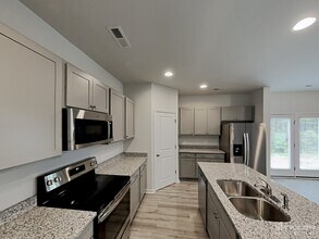 3765 Streamside Dr in Thomasville, NC - Building Photo - Building Photo