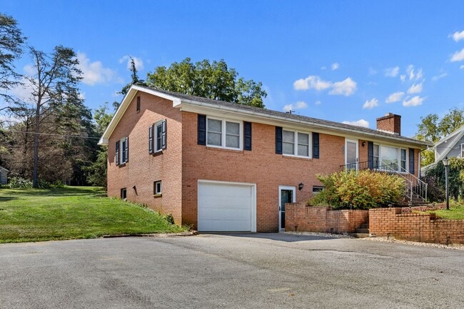 26182 Old Valley Pike in Toms Brook, VA - Building Photo - Building Photo