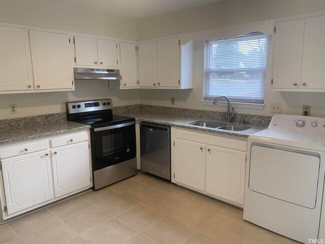 1220 Manassas Ct in Raleigh, NC - Foto de edificio - Building Photo