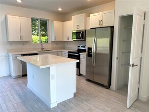 2305 SE 10th St in Homestead, FL - Building Photo - Building Photo