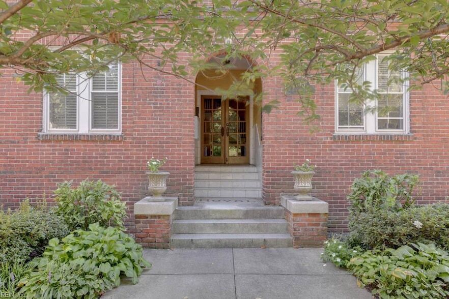 703 W Princess Anne Rd, Unit 5 in Norfolk, VA - Building Photo