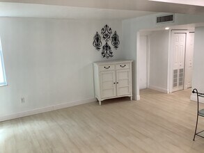 20301 NE 30th Ave, Unit Villa Dorada in Aventura, FL - Building Photo - Building Photo