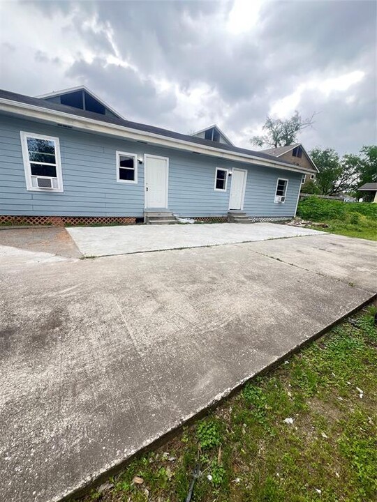8608 Prairie View Dr in Houston, TX - Building Photo