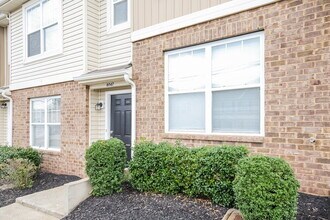 8047 Logan Dr in La Vergne, TN - Foto de edificio - Building Photo