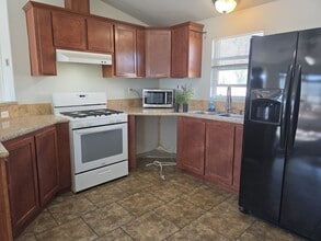 560 Canal St in Los Molinos, CA - Building Photo - Building Photo