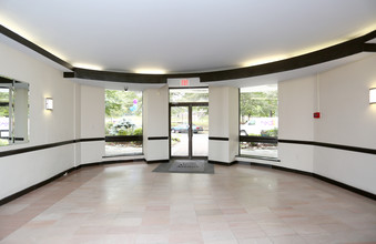 6600 Luzon in Washington, DC - Foto de edificio - Lobby