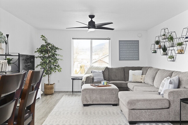 221 NE Steiger St in Grants Pass, OR - Foto de edificio - Building Photo