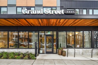 Grand Street Commons in Seattle, WA - Foto de edificio - Building Photo