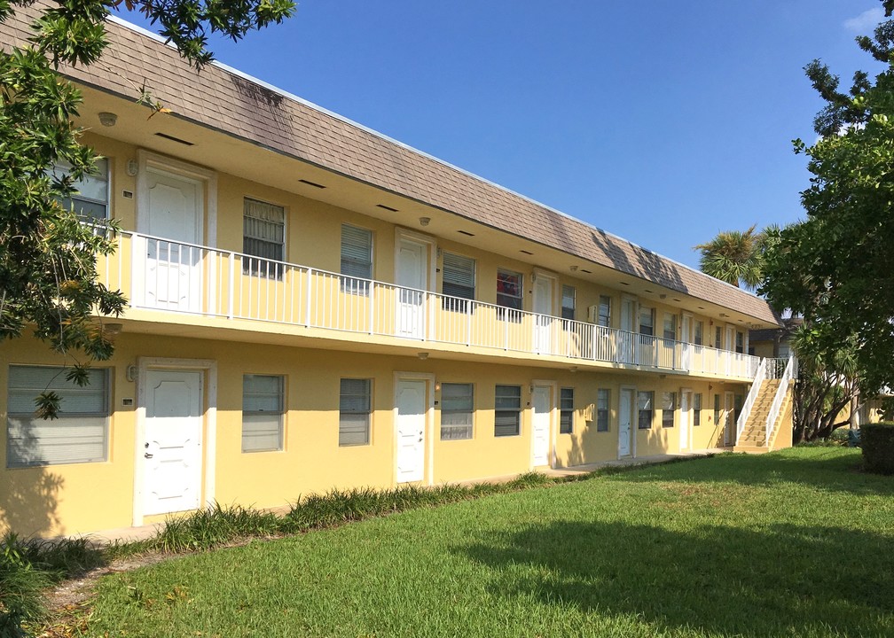 Village Park at Oakland in Oakland Park, FL - Building Photo